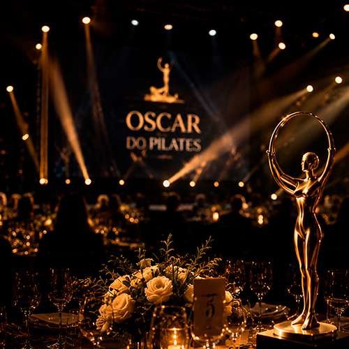 Jantar de gala do Oscar do Pilates com palco iluminado e troféu em destaque